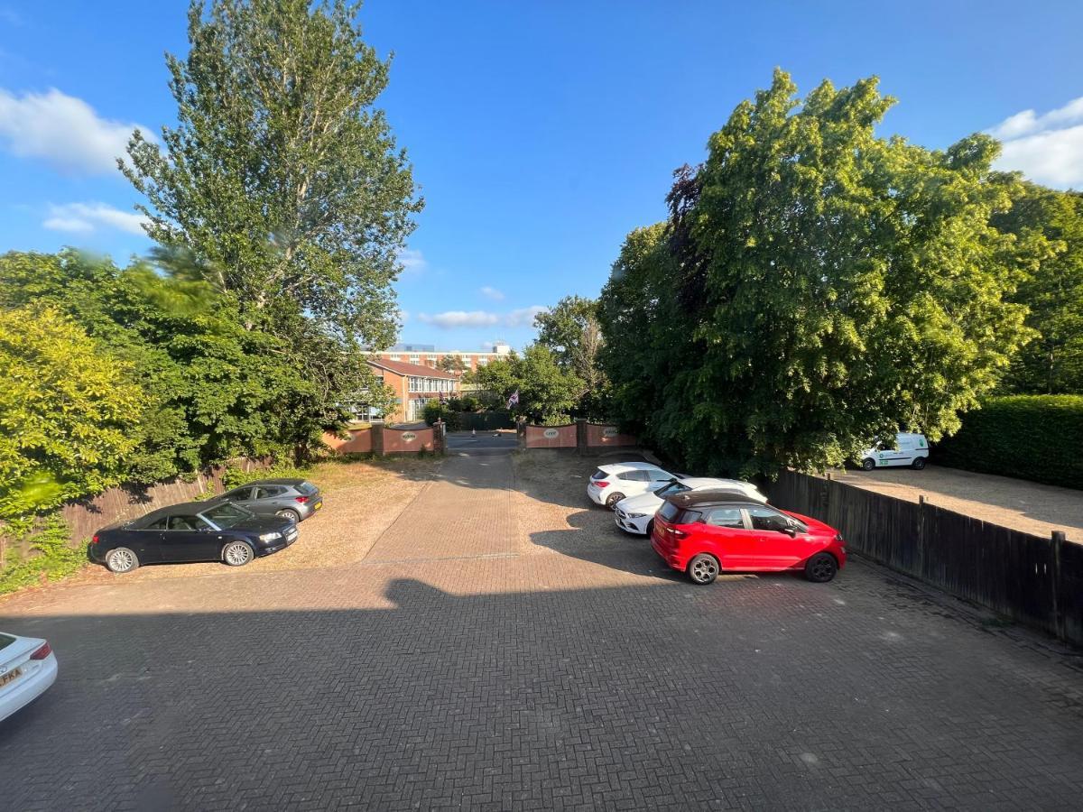 All Seasons Gatwick Guest House & Parking Χόρλι Εξωτερικό φωτογραφία