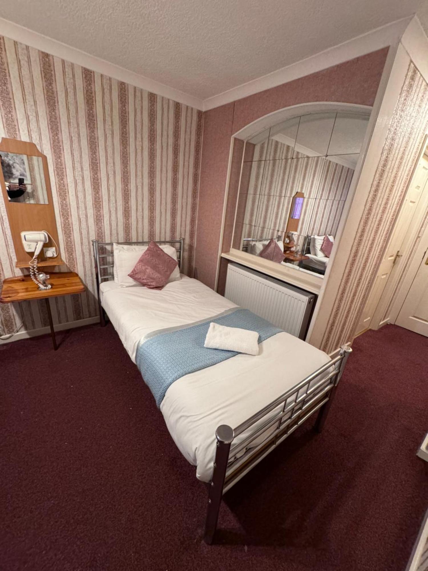 All Seasons Gatwick Guest House & Parking Χόρλι Εξωτερικό φωτογραφία