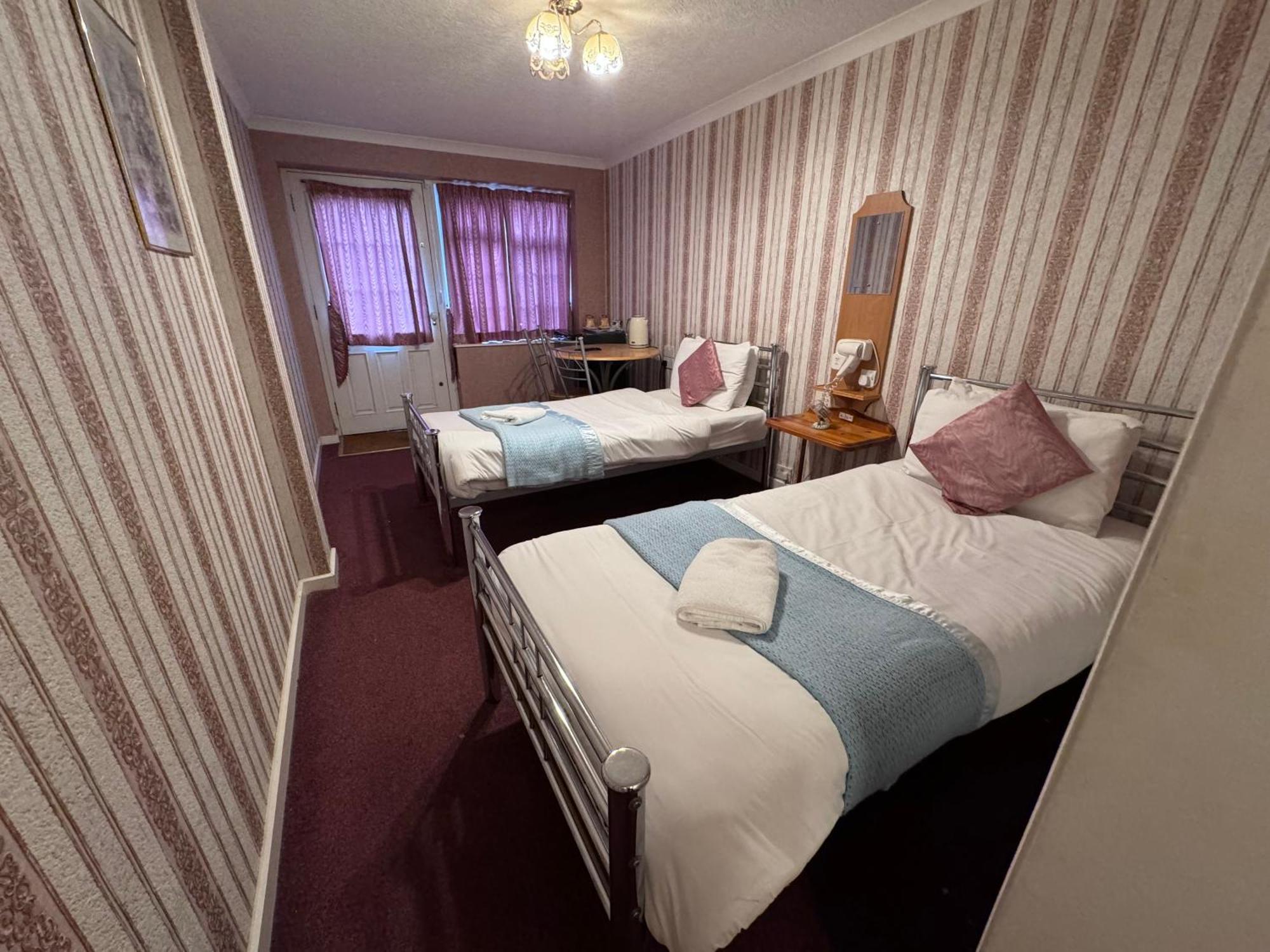 All Seasons Gatwick Guest House & Parking Χόρλι Εξωτερικό φωτογραφία