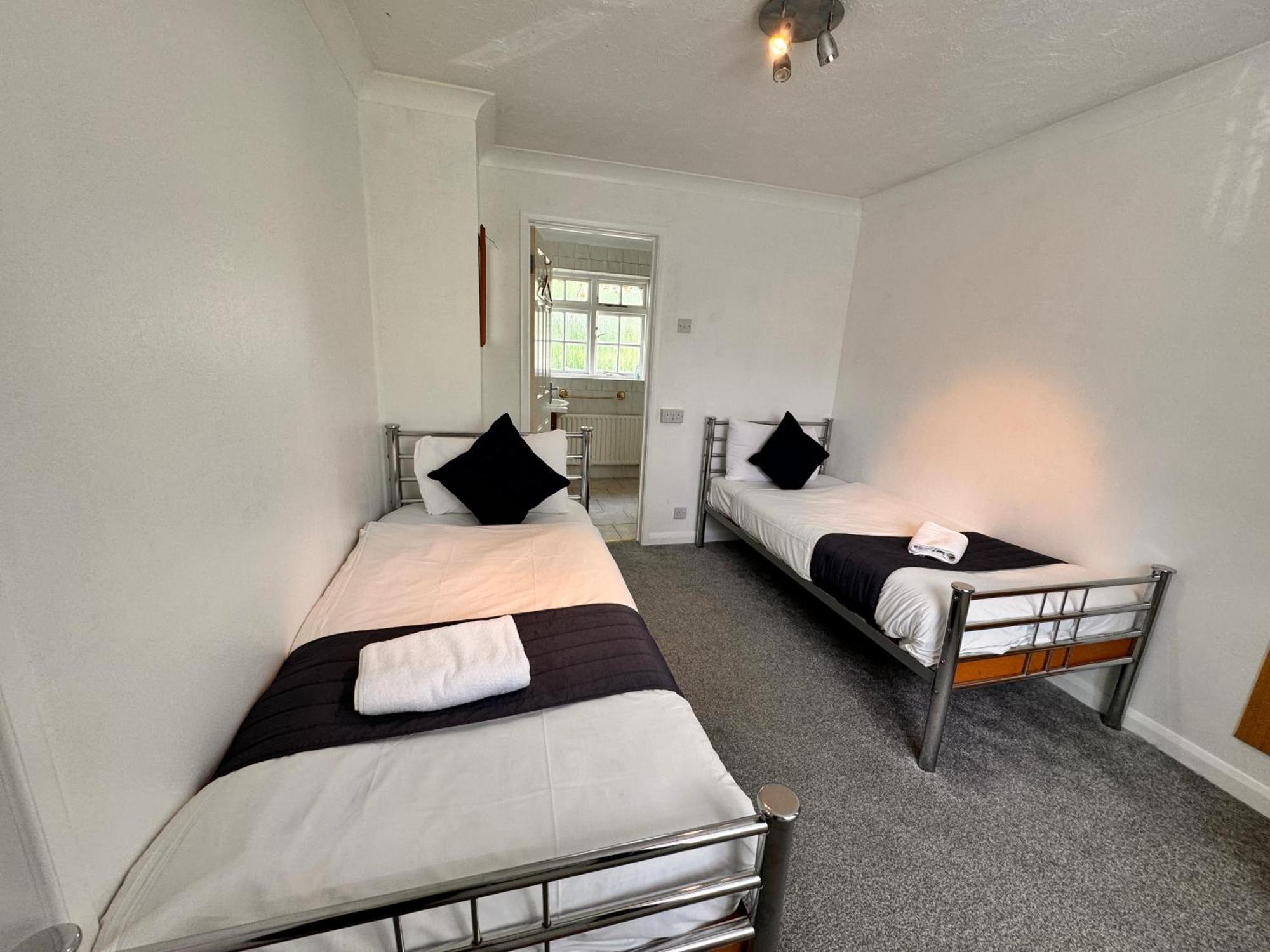 All Seasons Gatwick Guest House & Parking Χόρλι Εξωτερικό φωτογραφία