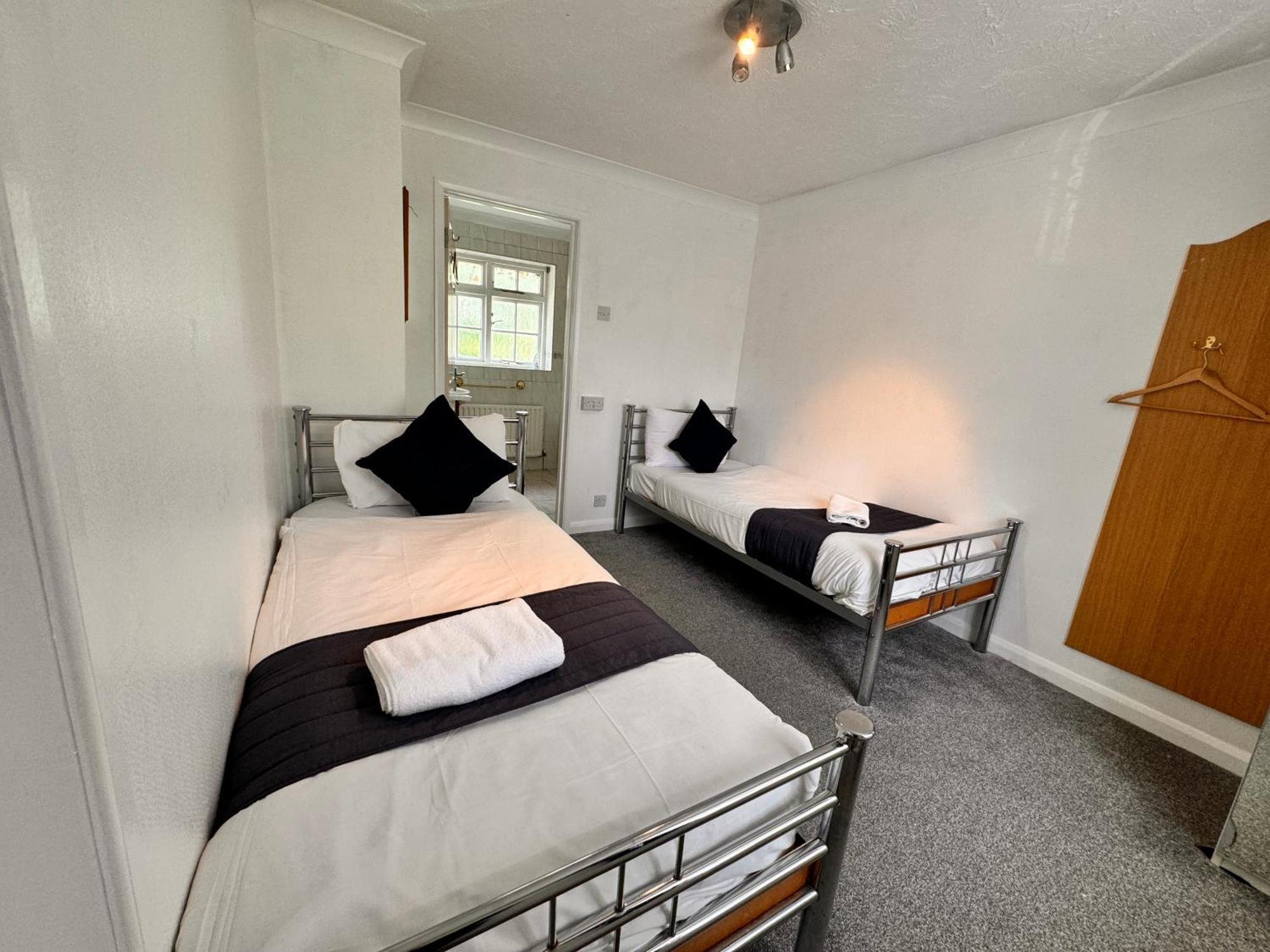 All Seasons Gatwick Guest House & Parking Χόρλι Εξωτερικό φωτογραφία